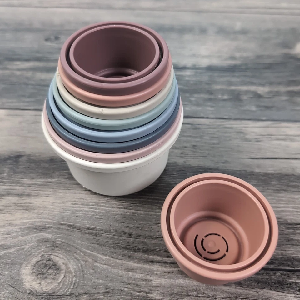 Mushie Baby Tazas Apilables Hechas en Dinamarca Juguetes de Baño Apilables 9 Tazas 3 Años Foto 4 de 4