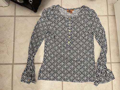 TORY BURCH GRAFFITI LOGO BEAUTIFUL CLASSIC BLACK&WHITE TT BUTTON SILKY SHIRT TOP - Picture 6 of 10