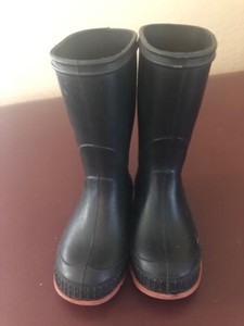 pull on rubber boots