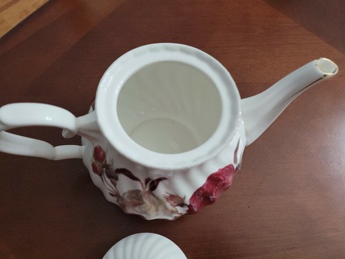 Grace's Teaware White Flowery Teapot with Gold Trim and Lid. Excellent Condition - Picture 8 of 11
