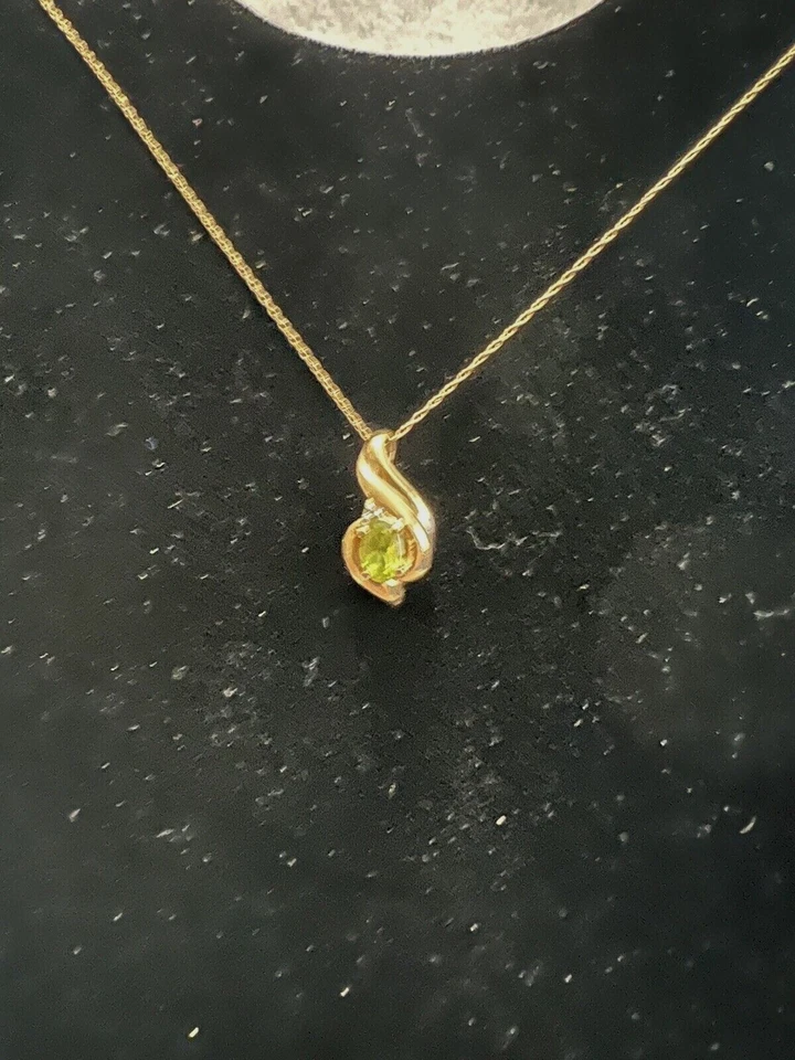 10K Yellow Gold 18" long chain with 1/2" peridot pendant, 2.1 Grams, Pre-Owned - Image 2 of 4