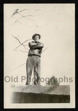 LOOKING UP A @ TOUGH GUY w/FOLDED ARMS HAT OLD/VINTAGE PHOTO- I742