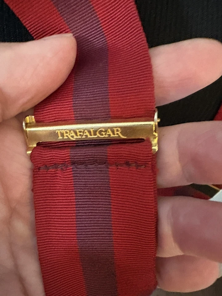 Tirantes TRAFALGAR Para Hombre Rojo Con Rayas Púrpura Cuero Botón Orejas Foto 2 de 4