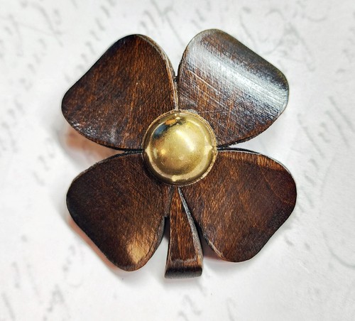 Huge Vintage Carved Wood Realistic 4 Leaf Clover Button w/ Brass Center ~ 2-1/4" - Picture 2 of 6