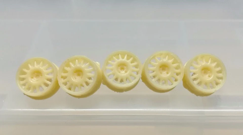 Cerchi in resina 14 razze 4 fori  1 /43  Transkit Rally Pista Terra - Immagine 2 di 2