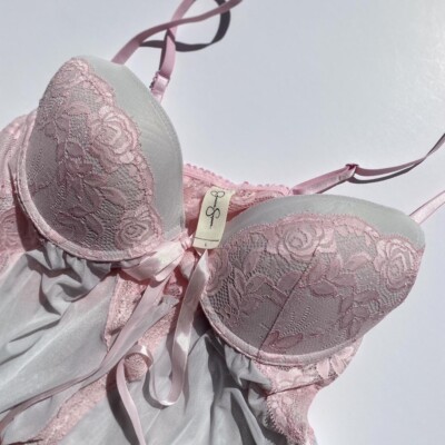 Jessica Simpson Off white & light pink lace split-front lingerie