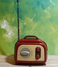 Vintage Red Radio Look Mini Retro FM Hi-Fi Sound Auto Scan Pull Up Antenna.