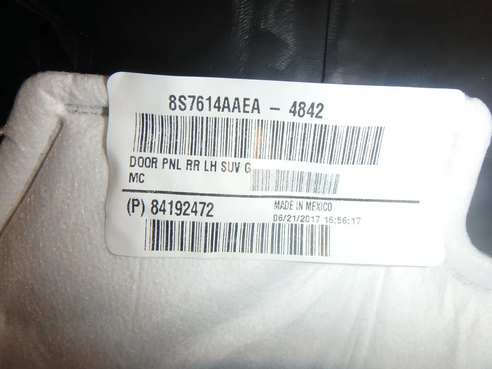 2017 GMC YUKON DRIVERSIDE REAR DOOR PANEL W/PWR BLACK WOODGRAIN PART#84192472 Foto 2 de 4