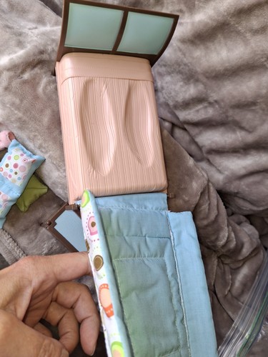 Fisher Price Loving Family Dormitorio Muebles Cama Almohadas Bata Perchero - Imagen 14 de 16