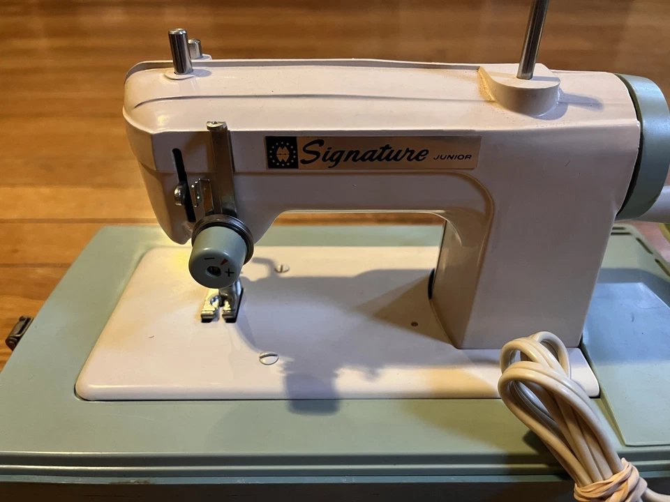 Máquina de coser portátil Junior Signature DE COLECCIÓN en estuche años 70 PROBADA Foto 4 de 4