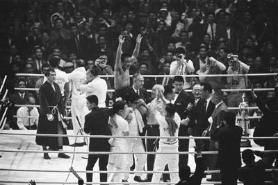 Fighting Harada Japan celebrates his victory over Eder Jofre Brazi- Old Photo 1