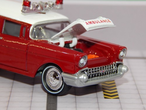 1957 Chevrolet Belair Ambulance Rescue EMT Red & White Diorama Model MINT VHTF - Picture 3 of 5