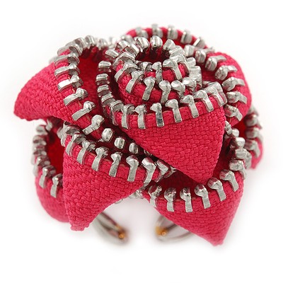 Großer rosa Reißverschluss Stoff Rose Ring mit silberfarbenem Drahtband - 45 mm Durchmesser -