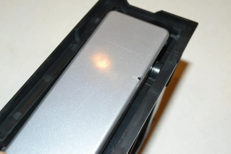 Portavasos consola central Chrysler Crossfire 2004-2008 OEM sin engancharse Foto 4 de 4