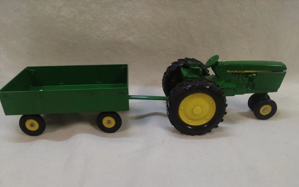 Lote de 2 tractores fundidos a presión John Deere de colección, como están - control remoto, esparcidor + vagón LEER Foto 4 de 4
