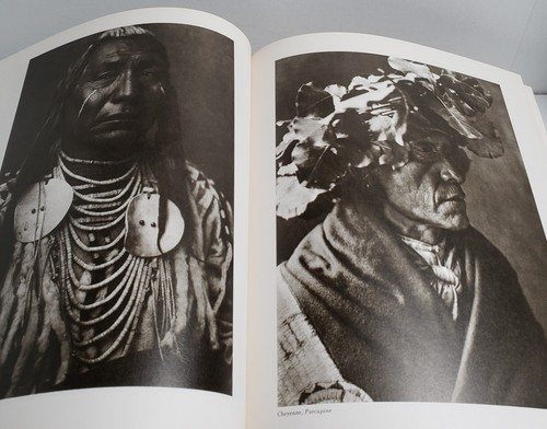 The North American Indians; Photographs by Edward Curtis, 1972 PB - Foto 14 di 19