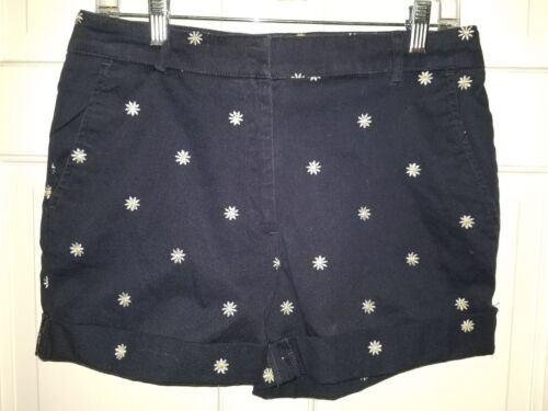Briggs New York navy blue daisy embroidered stretch cotton cuffed shorts. 8 - Picture 1 of 3