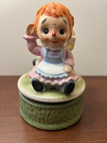 Raggedy Ann and Andy Porcelain Hand Painted Figurine Wind Up Music Box - Picture 4 of 12