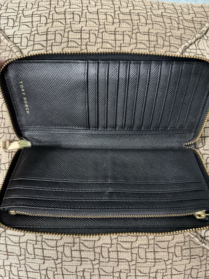 Cartera de muñeca Tory Burch de cuero negro con cremallera alrededor logotipo dorado Foto 4 de 4