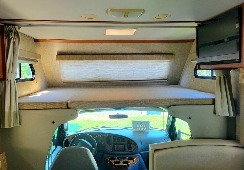 2006 Thor Dutchmen Express 29R Class C 6.8L V10 34,900 Miles 2 Slides