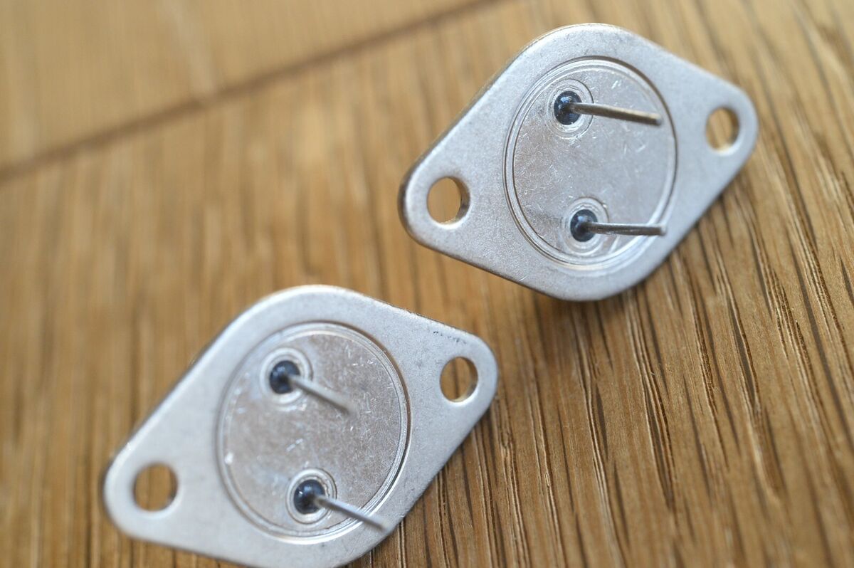 A pair of SONY V-FET TRANSISTORS 2SJ18 / 2SK60 NOS Original A pair of SONY V-FET TRANSISTORS 2SJ18 / 2SK60 NOS Original