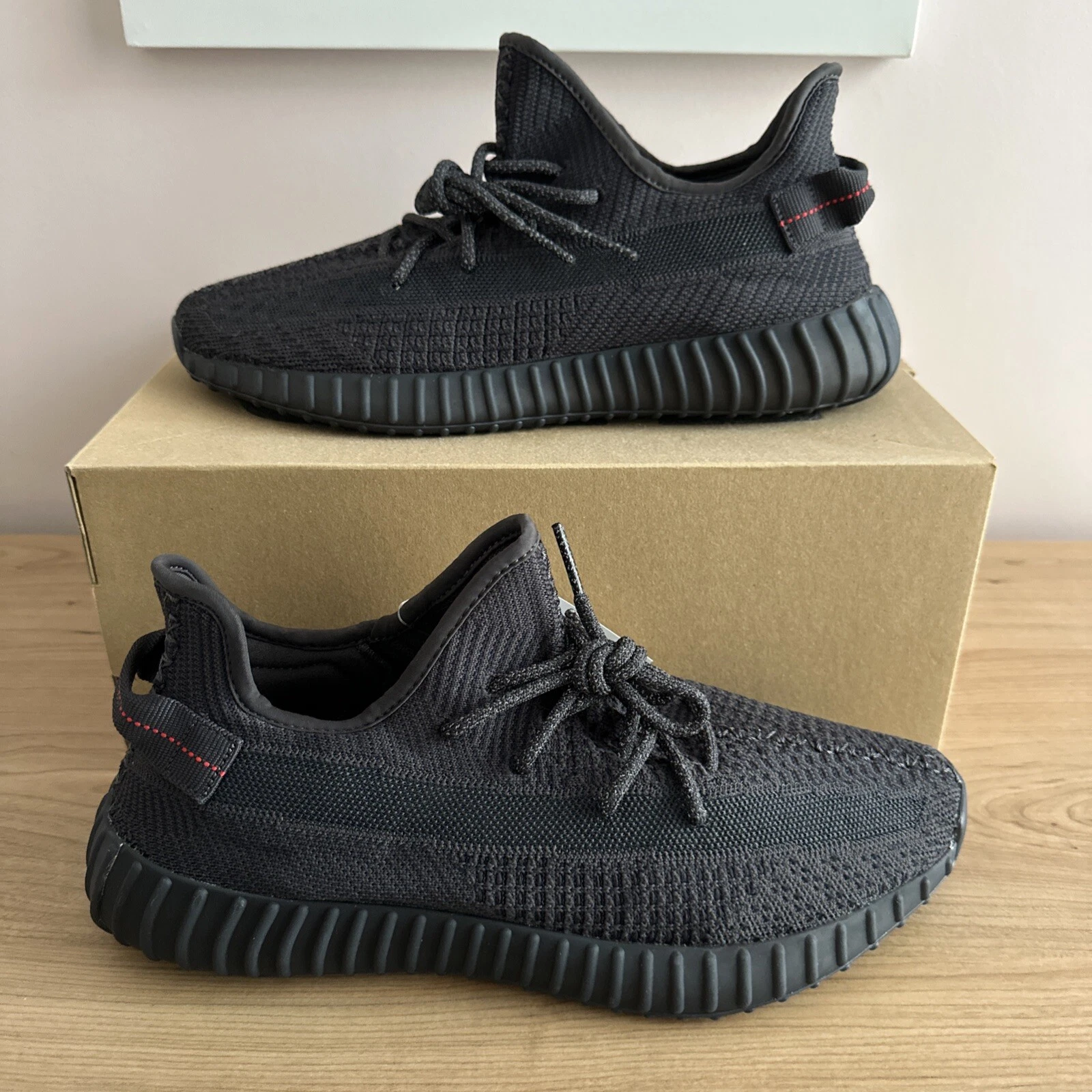 Adidas Yeezy Boost 350 V2 Nero UK 10.5 Nuove Spedizione gratuita