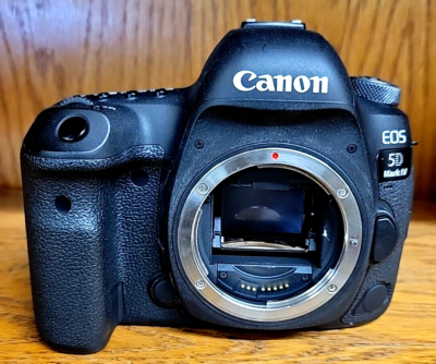 Canon EOS 5D Mark IV 30.4 MP Full Frame CMOS DSLR Camera 9K Clicks