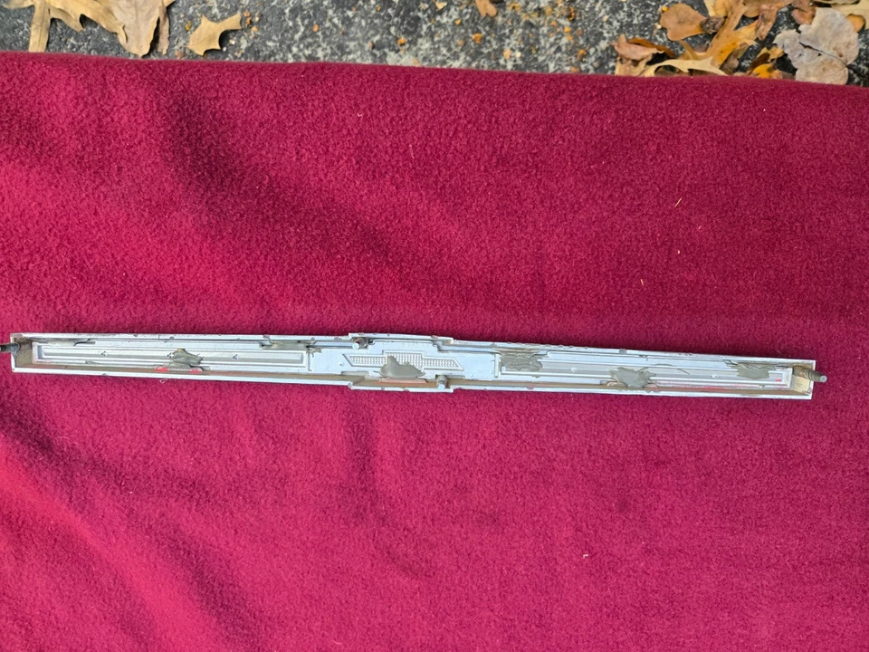 Chevrolet Impala 1965 emblema de maletero y bisel Foto 3 de 4