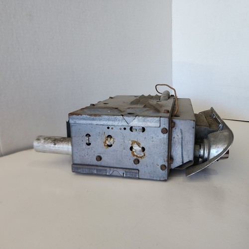1960 Chevrolet AM Radio "Straight Line Tuning" - Picture 4 of 7