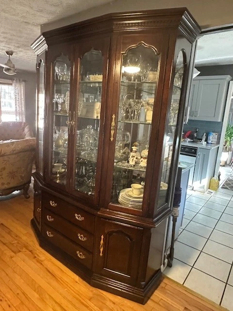 Thomasville China Cabinet-Solid Cherry Wood**LOCAL PICKUP ONLY** - Image 2 of 4