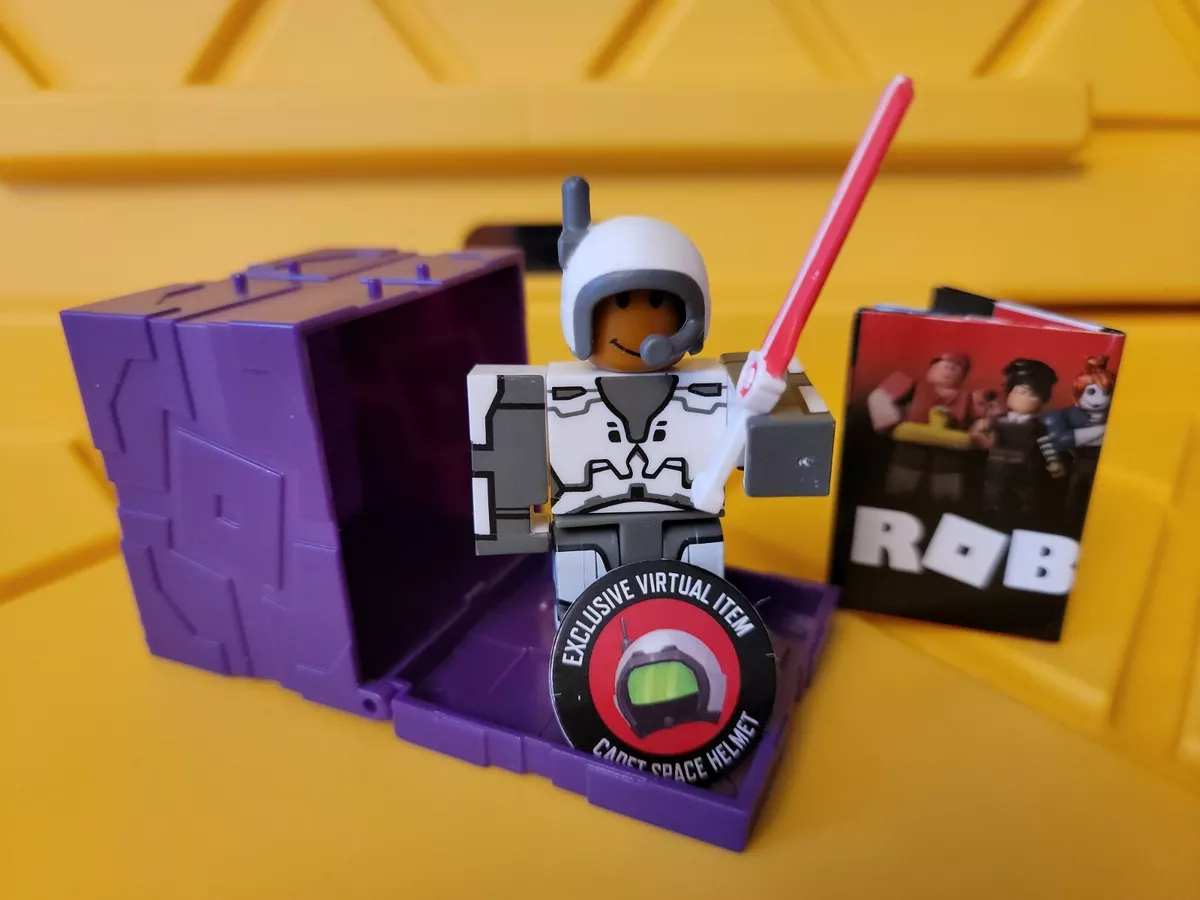 ROBLOX SERIES 11 SPACE TROOPER WITH CADET SPACE HELMET UNUSED