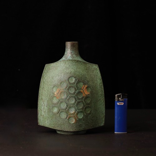 Unique shape signed Japanese Bronze Vase ZJ32 - Picture 4 of 17