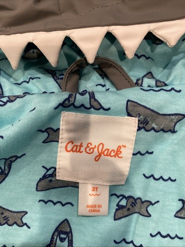 Boys Great white Shark Raincoat By Cat And Jack Size 3T - Picture 3 of 3