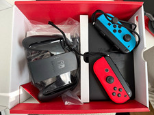 Nintendo Switch Konsole mit Joy-Con Rot/Blau, Grip …