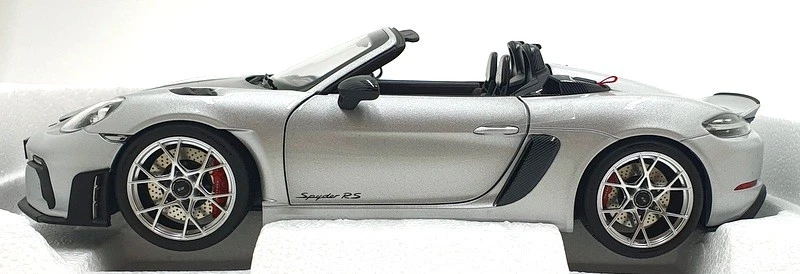 Norev 1/18 Scale Diecast 187270 - 2023 Porsche 718 Spyder RS Weissach Pack GT - Image 3 of 4