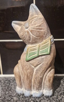 Handgeschnitzte Katze aus Holz mit Fliege Figur
