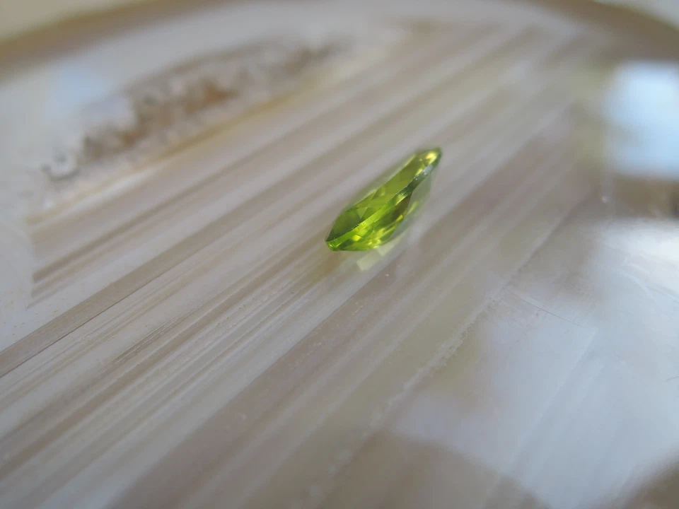 Echter Peridot Navetteschliff facettiert Edelstein Fasserstein 70 - Bild 4 von 4