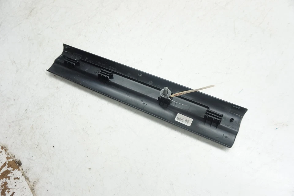 Оригинальная накладка на внутренний порог правой передней двери 2016-2021 BMW X1 F48 - Изображение 3 из 4