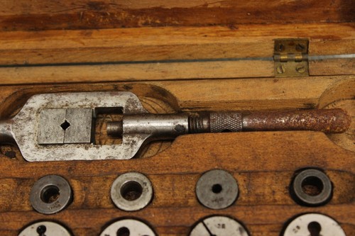 20 Piece Set Vintage S.W. Card MFG. Co. Tap & Die Set, 6 Taps, 7 Dies, 2 Handles - Picture 8 of 15