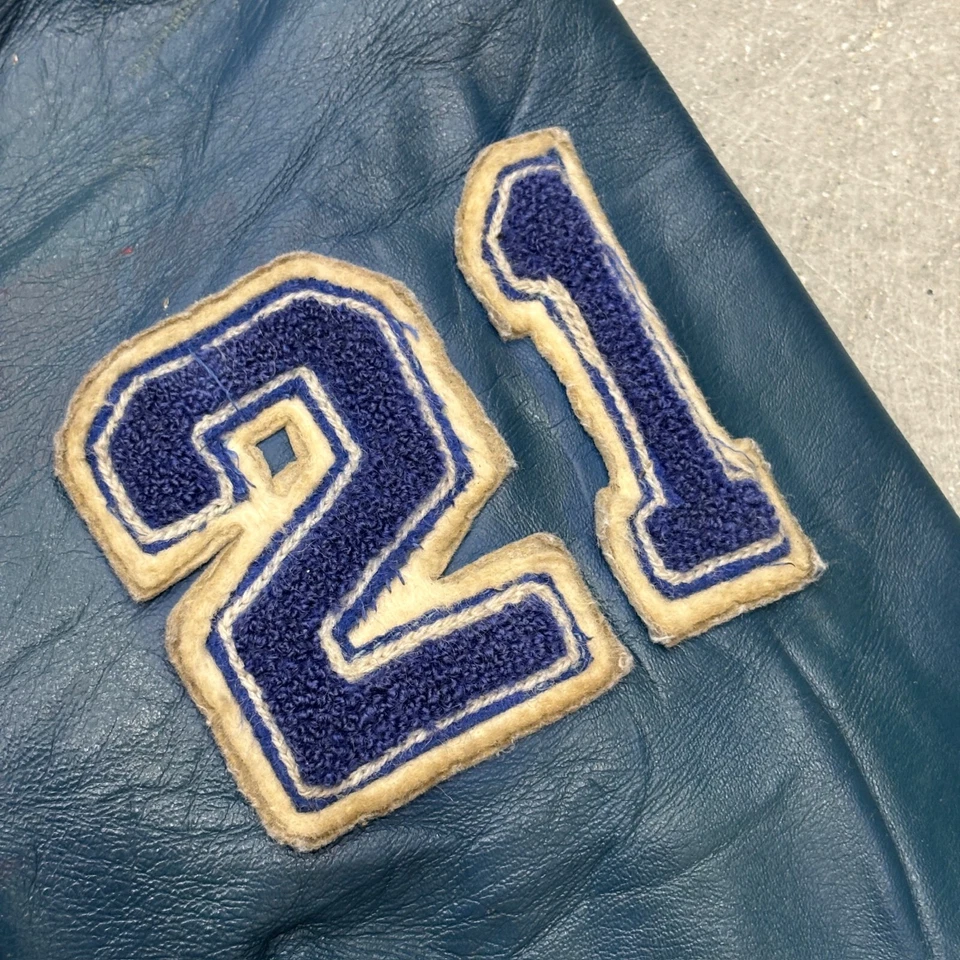 Chaqueta de hockey vintage de cuero estilo universitario Henry Carr Crusaders talla M envejecida Foto 4 de 4