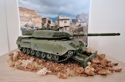 1:35 Leopard C2 MEXAS Diorama auf Schwebe-Regal mit Panorama
