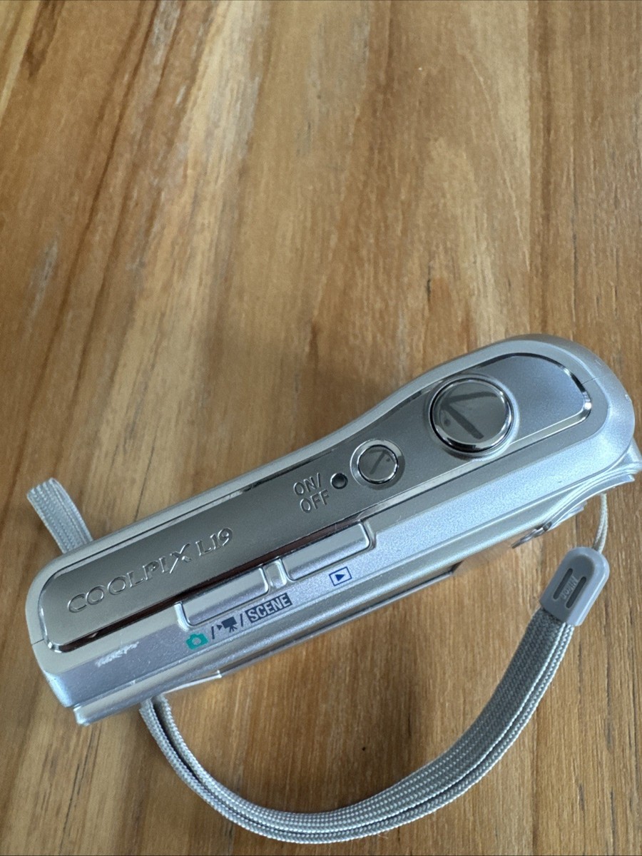 Nikon COOLPIX L19 8.0MP Digital Camera Silver Works Flashes