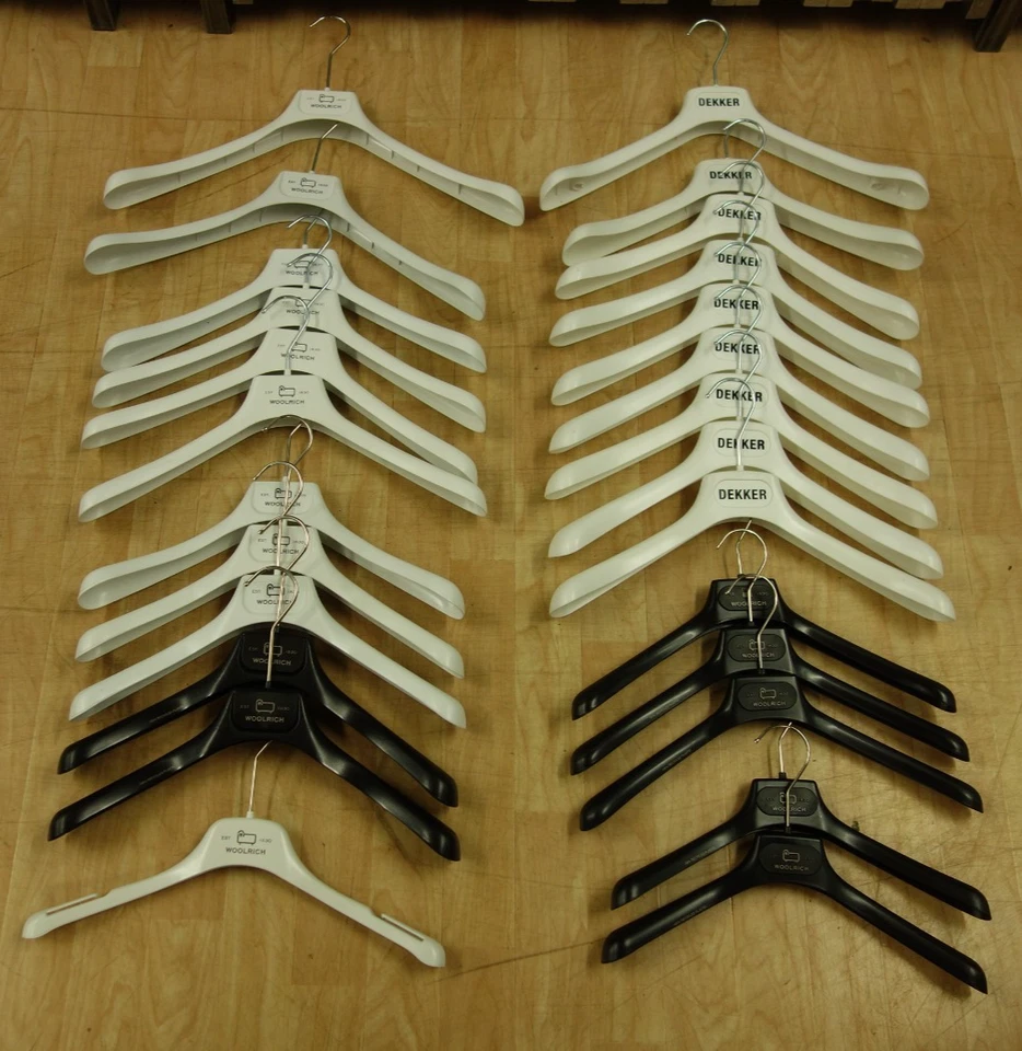 Designer-Kleiderbügel Konvolut weiß 19 Stück + schwarz 7 Stück WOOLRICH + DEKKER