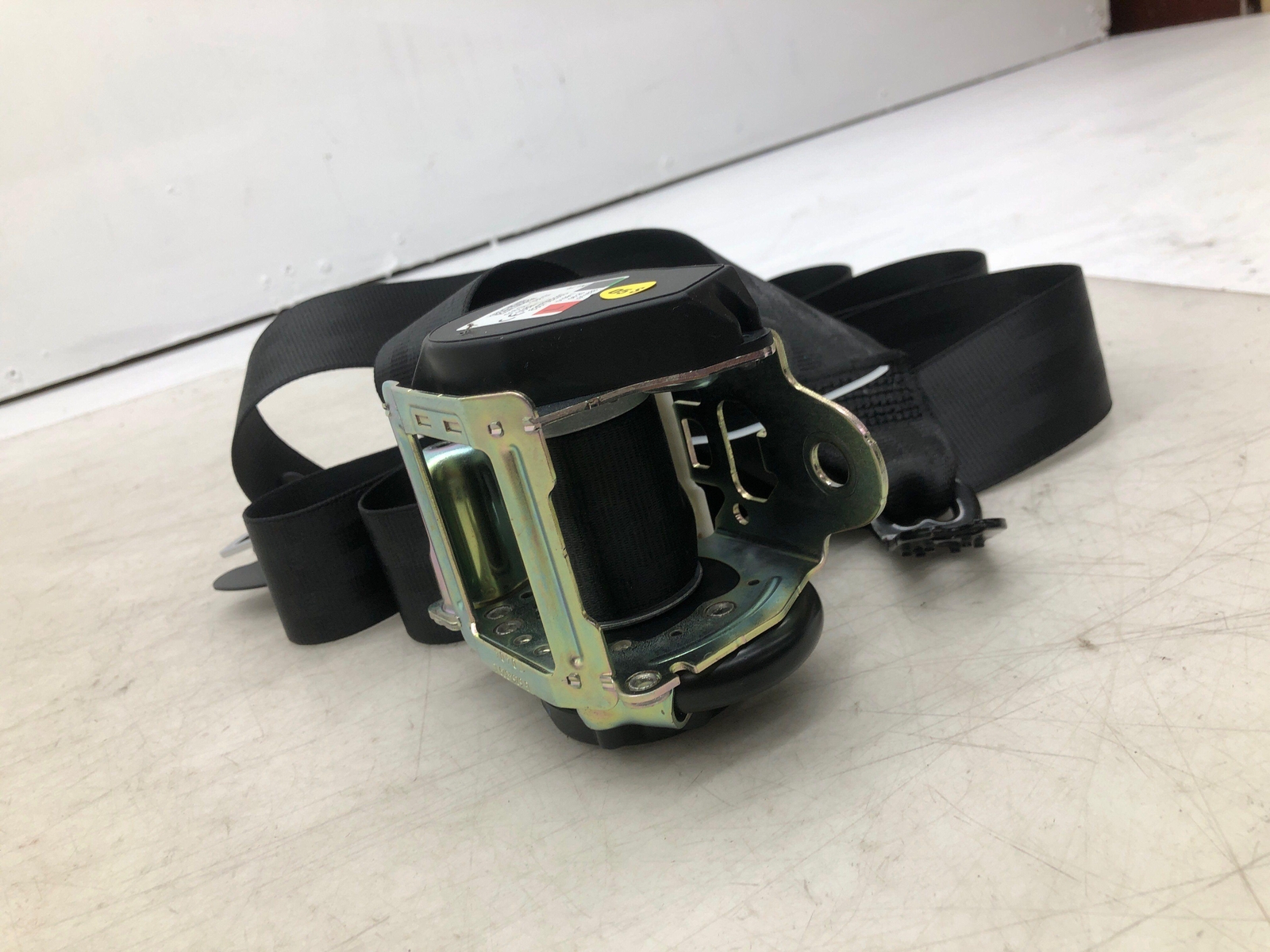 2016-2020 BENTLEY BENTAYGA REAR LEFT DRIVER SIDE SEAT BELT RETRACTOR BLACK OEM