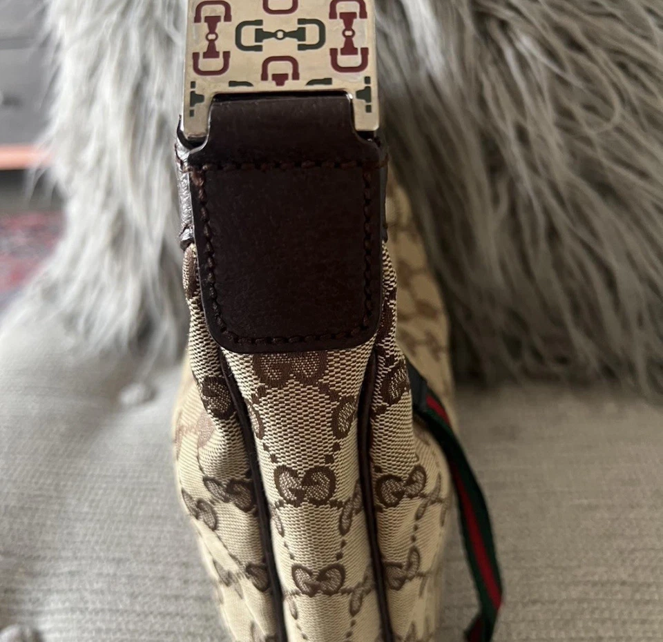 Auténtico bolso hobo pequeño vintage Gucci GG monograma con correa verde y roja Foto 3 de 4