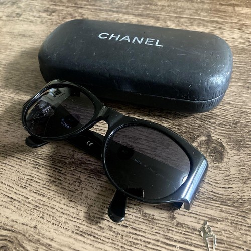 CHANEL Sunglasses Coco Mark Black Frame Gold Accent Model 05973 94305 - Picture 6 of 12