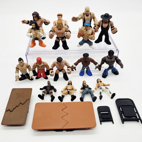 Menge 16 WWE Rumblers Mini Wrestler Actionfiguren Cena Taker Tische Stühle - Bild 1 von 10