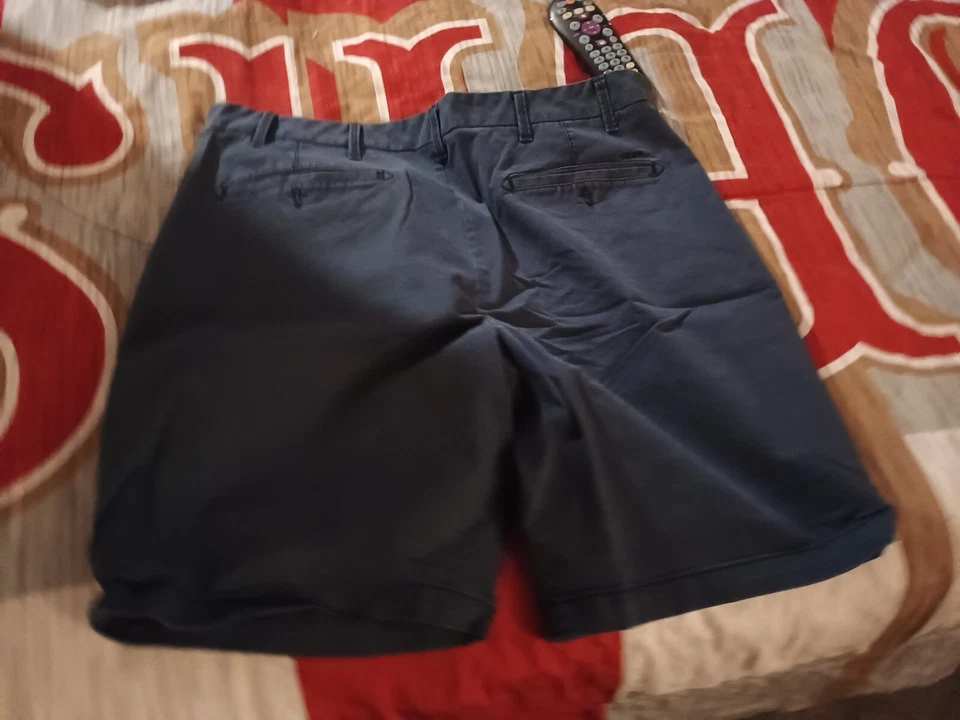 Un par de pantalones cortos elásticos Izod Foto 4 de 4