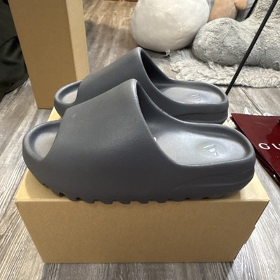 Adidas YZY Slide Yeezy Gris Goma Slip-On Sandalia Cómoda EE. UU., Para Mujer’s 6.5
