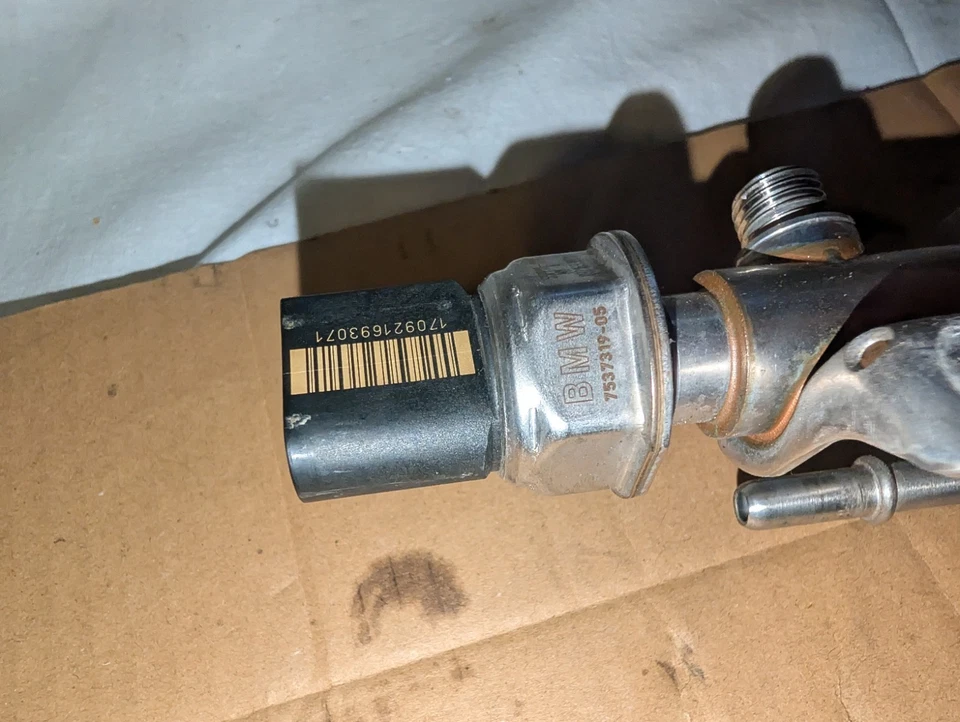 BMW 3 E92 E93 320i LCI 10-13 N43B20A FUEL INJECTOR RAIL & SENSOR 7537319 - Image 2 of 3